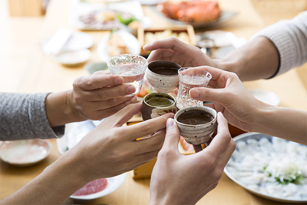 cùng nhau uống rượu sake