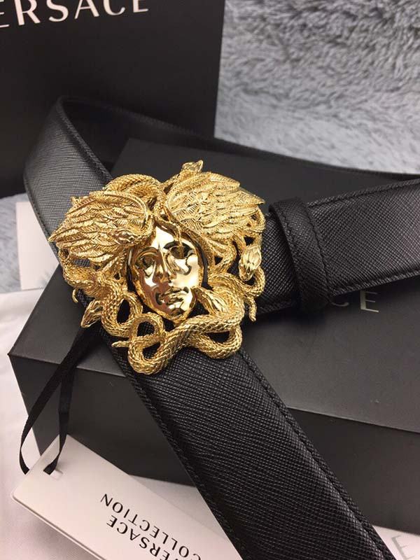 Thắt lưng nam thương hiệu Versace luôn nổi bật với logo độc đáo và chất lượng thắt lưng hoàn hảo.
