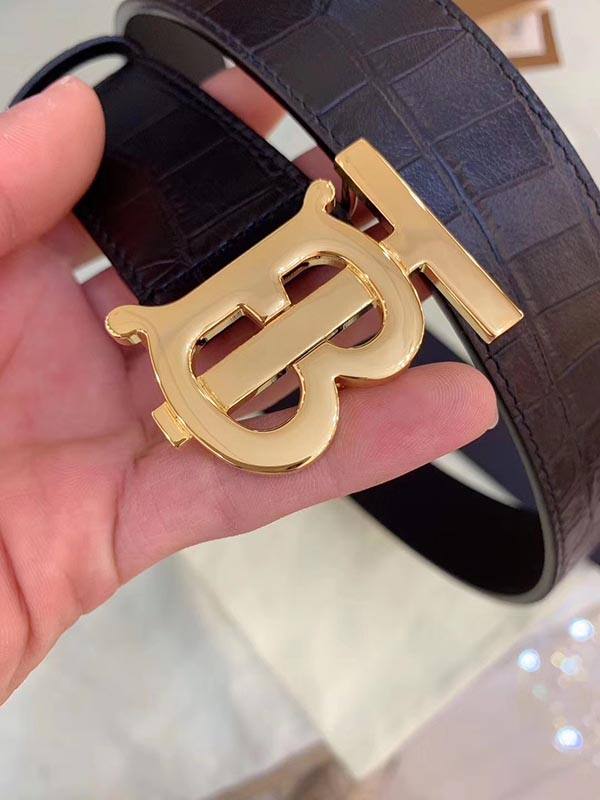 Dòng thắt lưng da cao cấp của Burberry luôn phù hợp với những phong cách mạnh mẽ, độc đáo, dễ dàng thể hiện cá tính riêng.