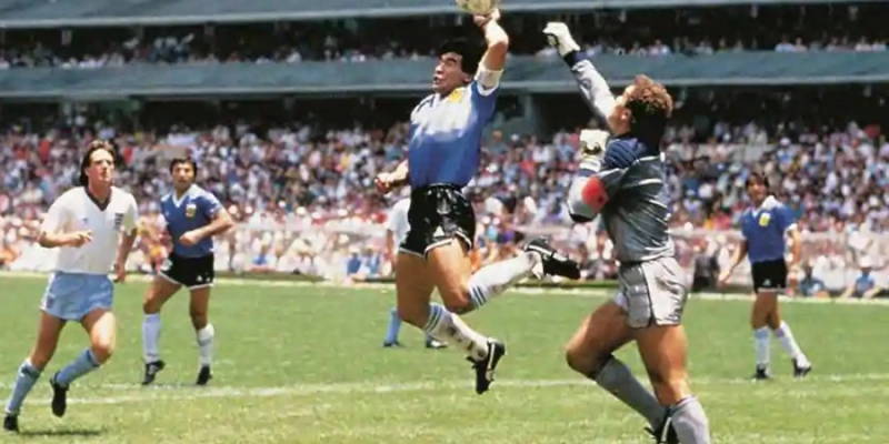 Luật Bóng Chạm Tay Trong Bóng Đá: Giải Thích Chi Tiết Và Ứng Dụng