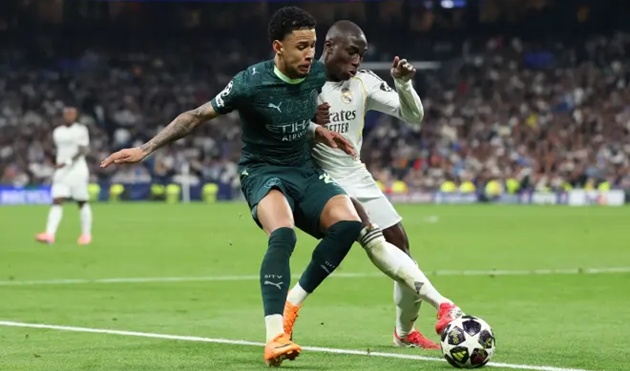 Tôi luôn cố gắng chơi bóng bằng khối óc"