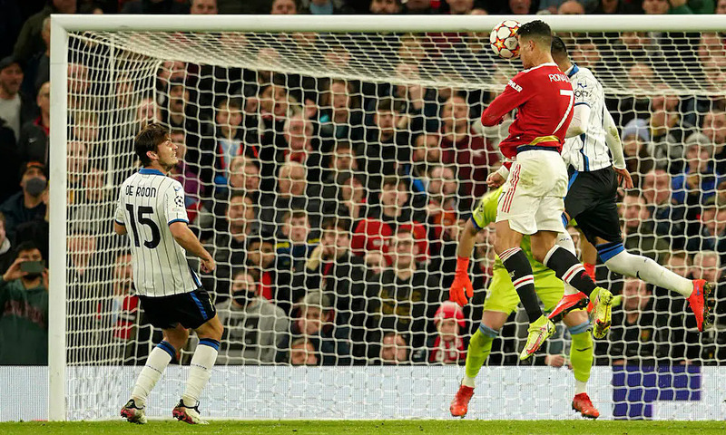 Cầu thủ ghi bàn bằng đầu