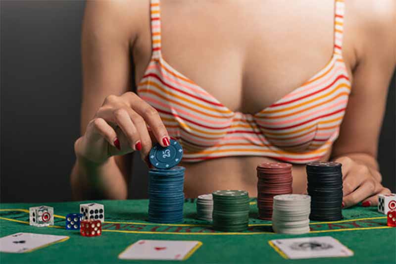 Hướng dẫn cách thiết lập một ván bài Strip Poker đúng chuẩn
