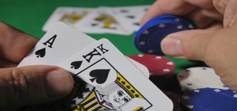 So sánh chi tiết luật chơi xì dách và blackjack online